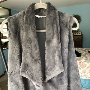 SUPER CUTE Faux fur vest